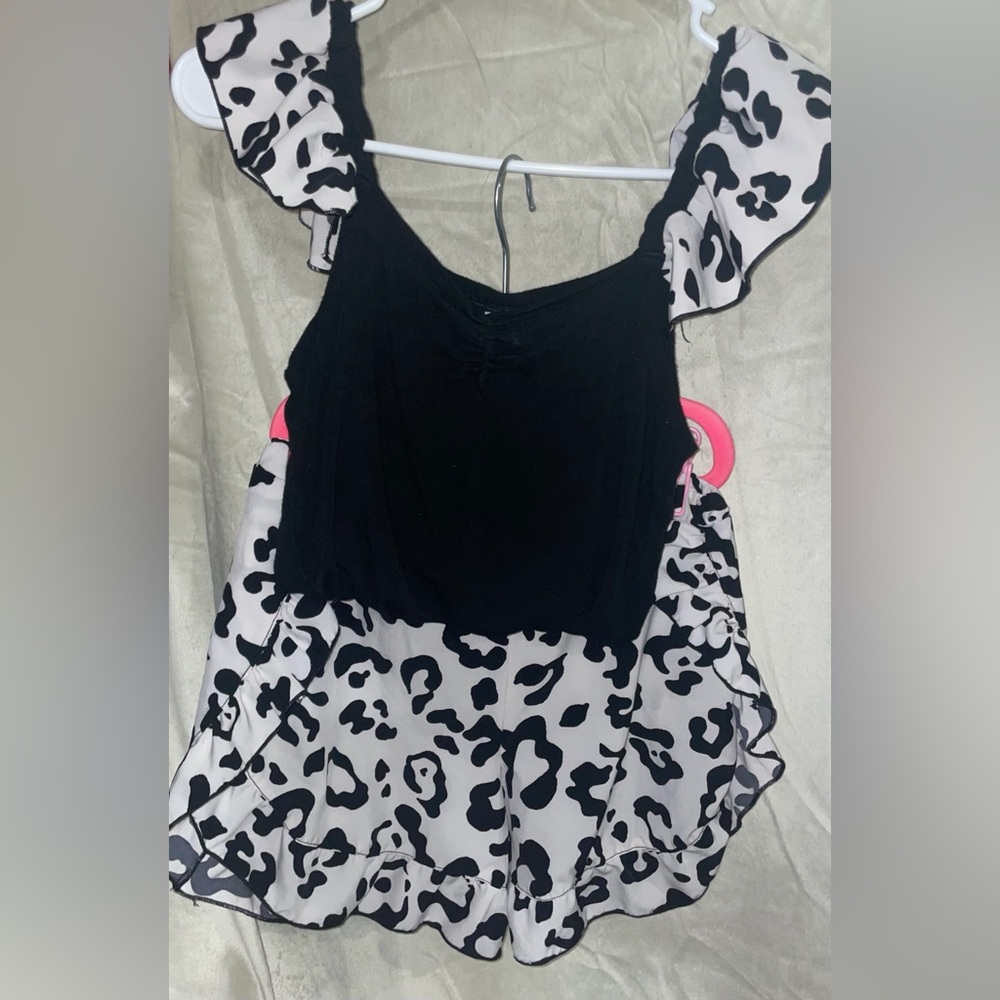 LIKE NEW! Chic Black and White animal print girls tank top and shorts